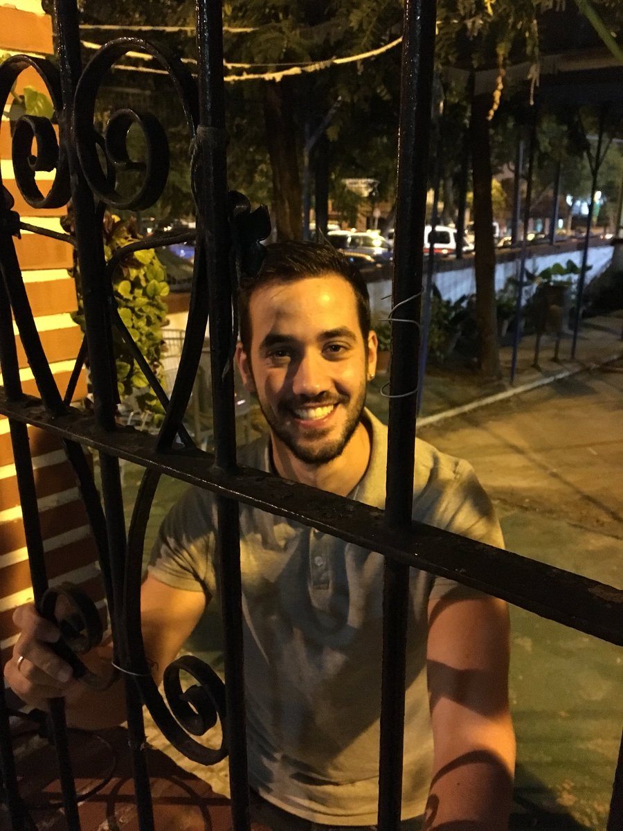 lachiridelLeti's tweet photo. @ChristianMayone : El más guapo, por lo menos para su abuela...poquita voz y la poquita que tiene desagradable... https://t.co/l46znZvS8b