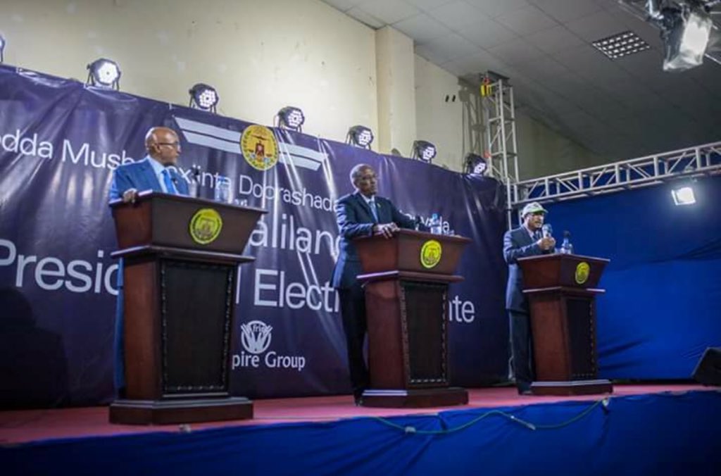 InspireGroupAF's tweet photo. All Three candidates on the stage. Abdirahman Abdilaahi Cirro, Muse Biihi, Faisa Cali Waraabe. #SomalilandDebates #DoodQaran https://t.co/bAv6pqzlXn