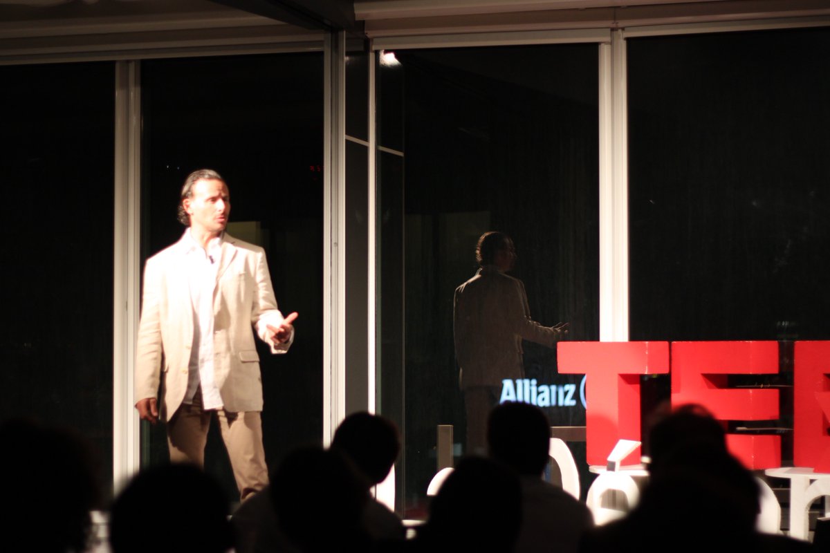Last but not least, l'américain de la soirée <a href="/dcbrower/">David Brower</a> invite à une (re)connexion avec soi-même par les sens #TEDxLadéfense