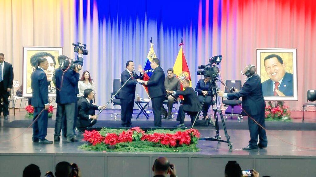 RMarcoTorres's tweet photo. Con amor profundo, la presencia infinita de Chávez y nuestro Pdte @NicolasMaduro hoy juro lealtad al pueblo de #AraguaPotenciaConMarcoTorres https://t.co/OOZUUhnW99