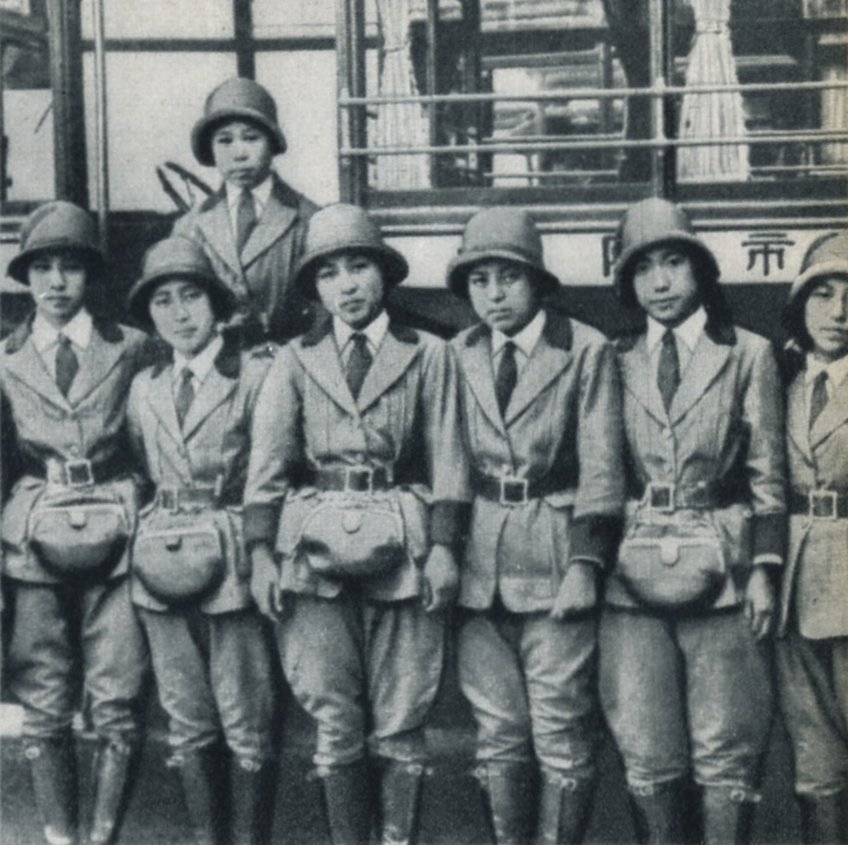 1928年（昭和3年）。大阪市営バスの女性車掌さんたちです。制服が