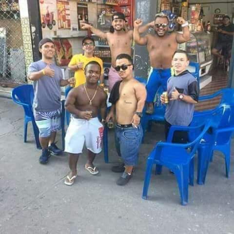 O calor é tanto, que a Branca de Neve liberou todo mundo pra tomar uma gelada, 😂😂😂