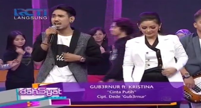 MUDEInIndonesia's tweet photo. Yuk sekarang kita dengarkan "Cinta Putih" dari Gub3rnur Ft. Kristina. #JumatHaveFun https://t.co/o3xYh1JYdg