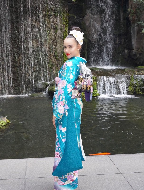 radiodisney's tweet photo. We love this pic of @SofiaCarson in Japan for their premiere of #Descendants2! https://t.co/pDiCm4utsO