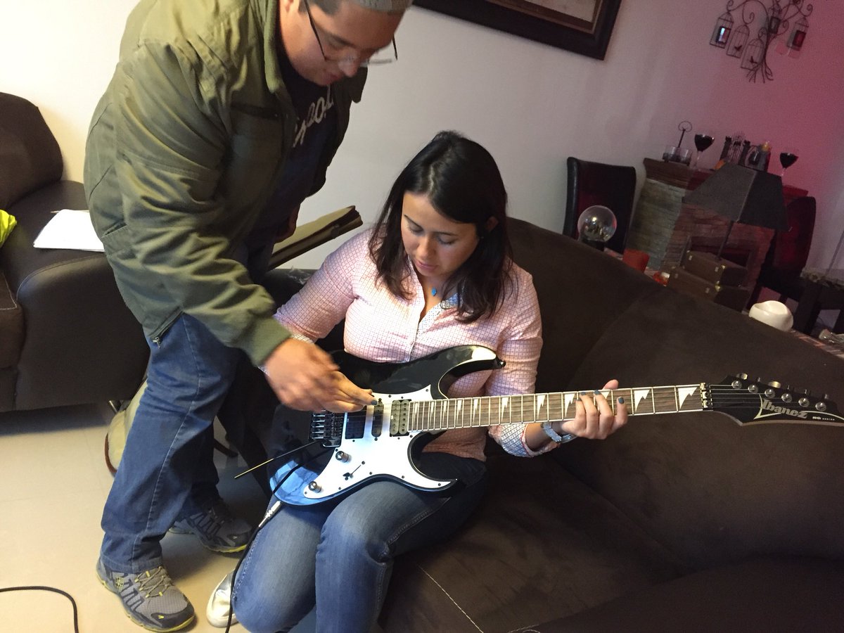 drianacima's tweet photo. #Equipo2Yoaprendo a tocar los acordes 🎸🤓 @jaortizv https://t.co/MQLbmXdtmI