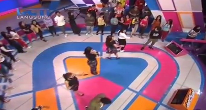 dahSyatMusik's tweet photo. Terima kasih sudah menyaksikan dahSyat hari ini. Sampai bertemu lagi hari Senin di jam yg sama, jam 07.15 WIB. Happy Weekend!

#JumatHaveFun https://t.co/i5NY4xkUra
