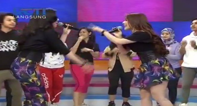 BaperRCTI's tweet photo. Joget bareng Dua Cinta yuk dengan "Follow Follow". #JumatHaveFun https://t.co/9UjLhPhfwq