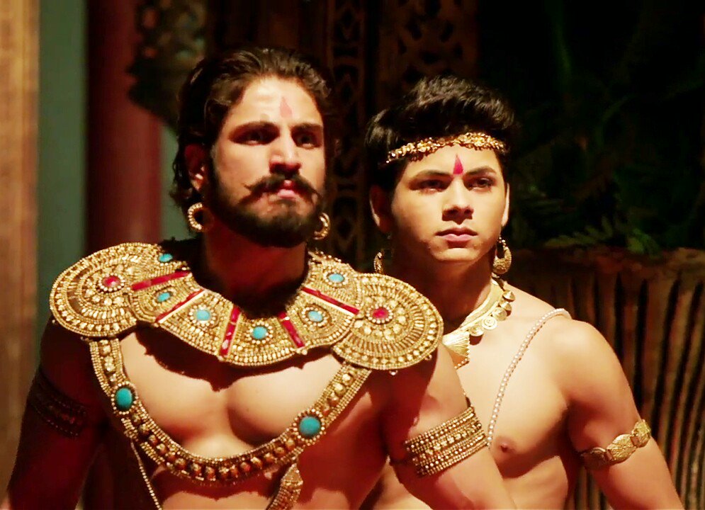 Good morning tweeps😀
With our Chandra &amp; Bindusar😇
@RajjatTokas <a href="/siddnigam_off/">Siddharth Nigam</a> 
How many Retweets🔁 or Likes❤ for this father son jodi👨👦