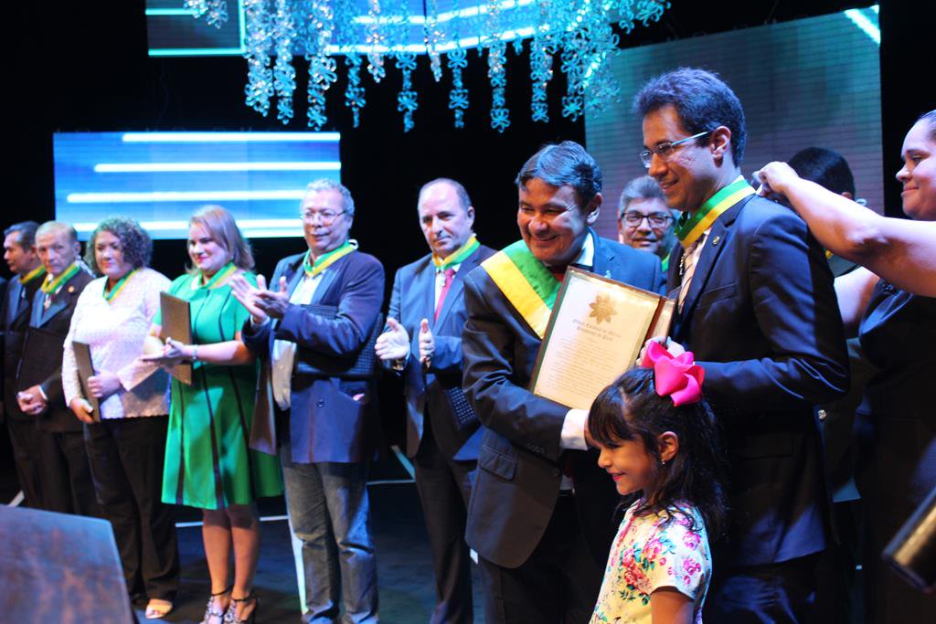 Amapi_Piaui's tweet photo. Presidente da Amapi, Thiago Brandão de Almeida, recebe medalha do Mérito Renascença do Piauí das mãos do governador Wellington Dias.
#Amapi https://t.co/I8UImV3Vgi