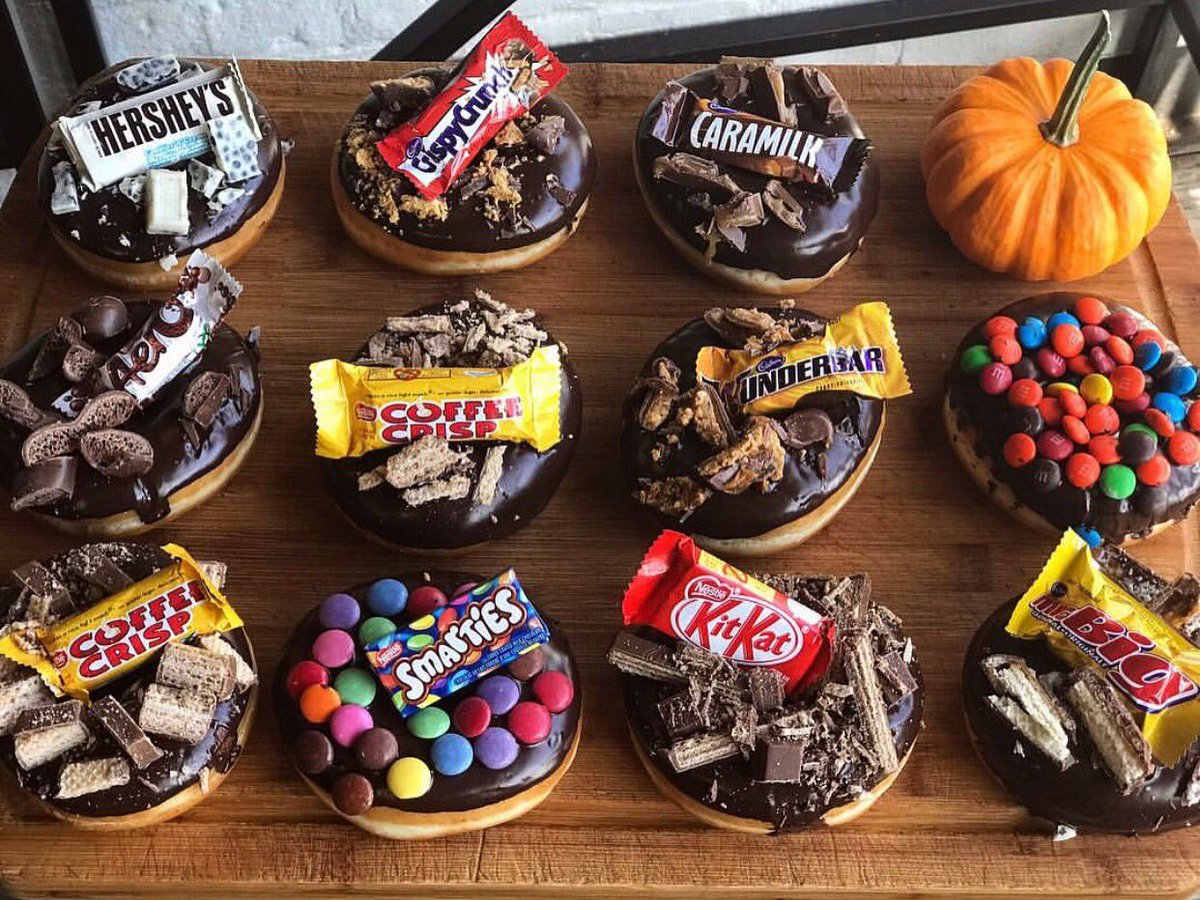 Halloween 🎃 Treats Can’t Get Better Than This... Who Agrees With Me ?? 🙋🏻🙋🏼🙋🏽‍♂️🙋🏼‍♂️🙋🏽🙋🏻‍♂️!! <a href="/LamannaBakery/">Lamanna Bakery</a>