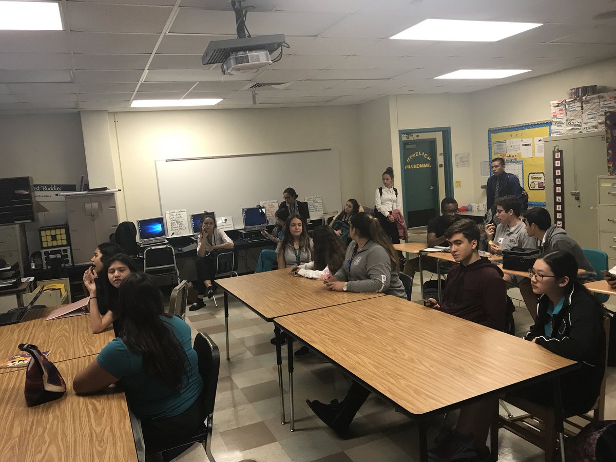 coralreefbb's tweet photo. Great informational meeting for our new members !! First meeting of the year tomorrow Cudas ! Let’s start off the year with a bang ! 💜💜🐟 https://t.co/K9A5mu1mO4