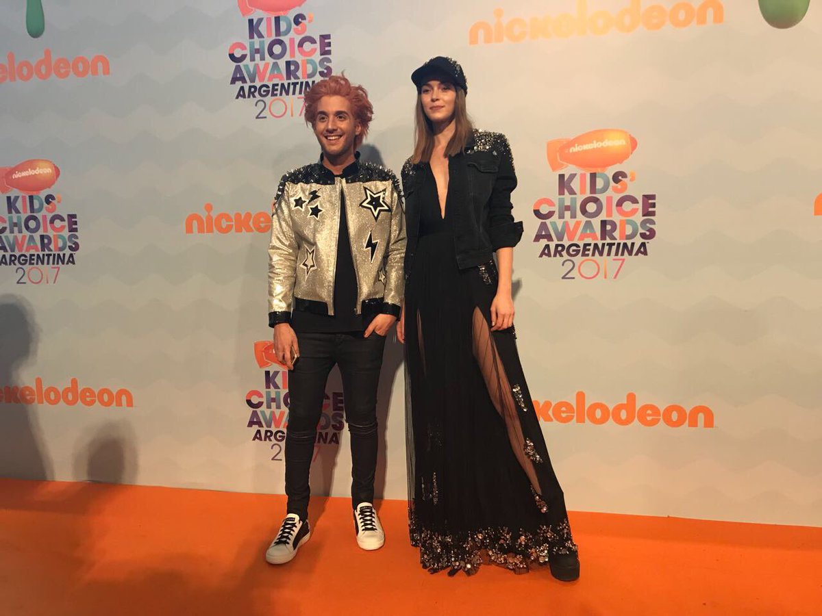 NickelodeonLA's tweet photo. ¡Uno de nuestros ship Nick favoritos está en casa #KCAArgentina2017! 🇦🇷💚💕@NicolasRiedel y @meligarat ❤️ #Boxine https://t.co/6RUX1hNNOF