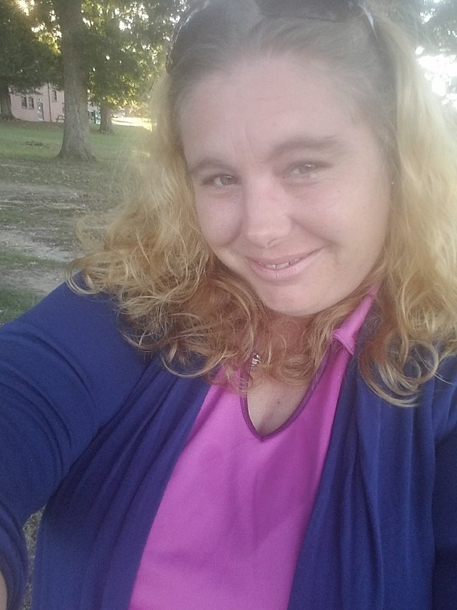 CourtneyLuhv's tweet photo. @Lisa_Chemberlin @prince19582016 @PrinceScrapbook Purple shirt & chubby face #beenEatingπππππππ https://t.co/JpUIB7LmND