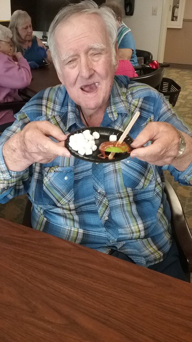 granderondeLEC's tweet photo. Caramel Apples, the only way to go during fall! #FrontierCulture https://t.co/ECCRNEQ222