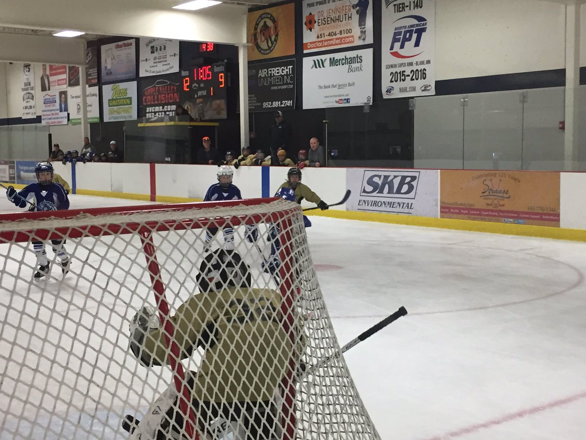 PondhockeyMN's tweet photo. The Knighthawks take on Yeti All Stars in the int Mite division! 2017 Spooktacular Tournament! https://t.co/b55djVeTsm @YouthHockeyHub https://t.co/2cfwY3EQ3o