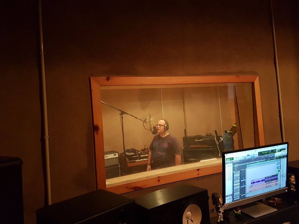 tiruleque's tweet photo. Nova sesión de gravación en Bonham Studios. Vamos !!! ;) https://t.co/aKdy1NkklH