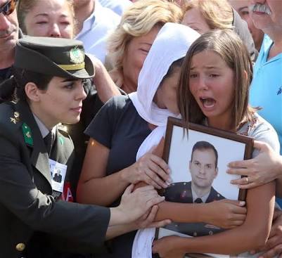 Senin Acın Sende tek kalıyor Şehit kızı...
Eğer Sendeki Acının yarısının yarısını hissetseydik , Senin Babanı En azından İlçen tanırdı.