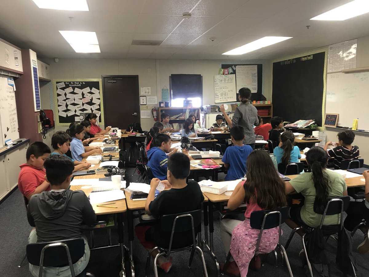 lmachado_SCS's tweet image. A little #mysterscience going down in Room 28! @Maple_SchoolOC @PrincipalMaple @411techteacher #themapleexperience