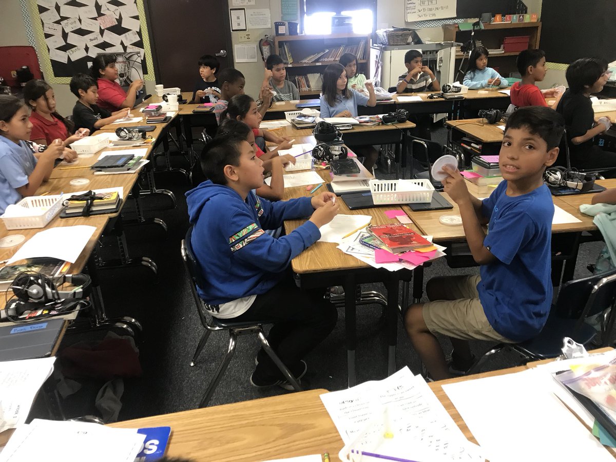 lmachado_SCS's tweet image. A little #mysterscience going down in Room 28! @Maple_SchoolOC @PrincipalMaple @411techteacher #themapleexperience