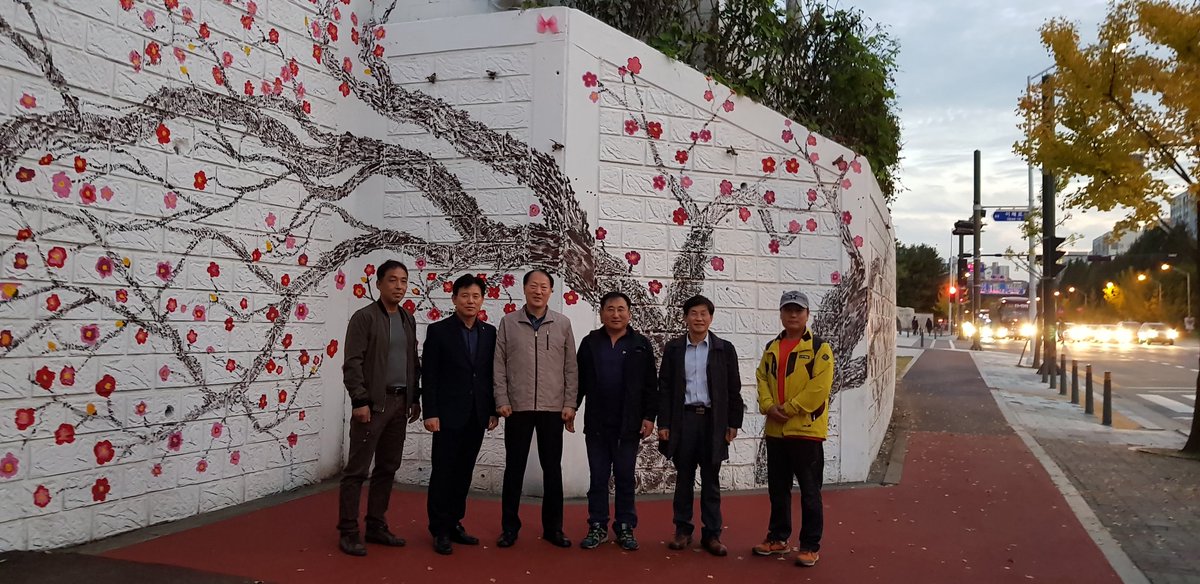 지난  9월부터 10월 19일까지 이매동 경광선역 3번출구  옹벽에 매화꽃을 그려넣어 오가는 지역주민을 비롯한  시민에게 볼거리 제공을 완료한 이매자원봉사단에게  감사를 표합니다 .
#성남시#분당구#이매1동