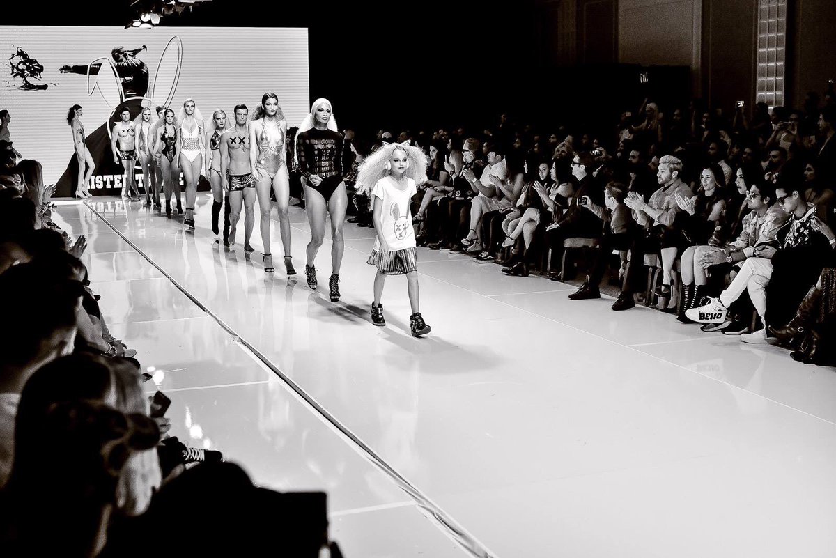 MisterTripleX's tweet photo. #mistertriplex by #erikrosete at #artheartsfashion #losangelesfashionweek #lafashionweek #ahf #styletherunway #moiracosmetics #aprillove https://t.co/miWGkgtMws