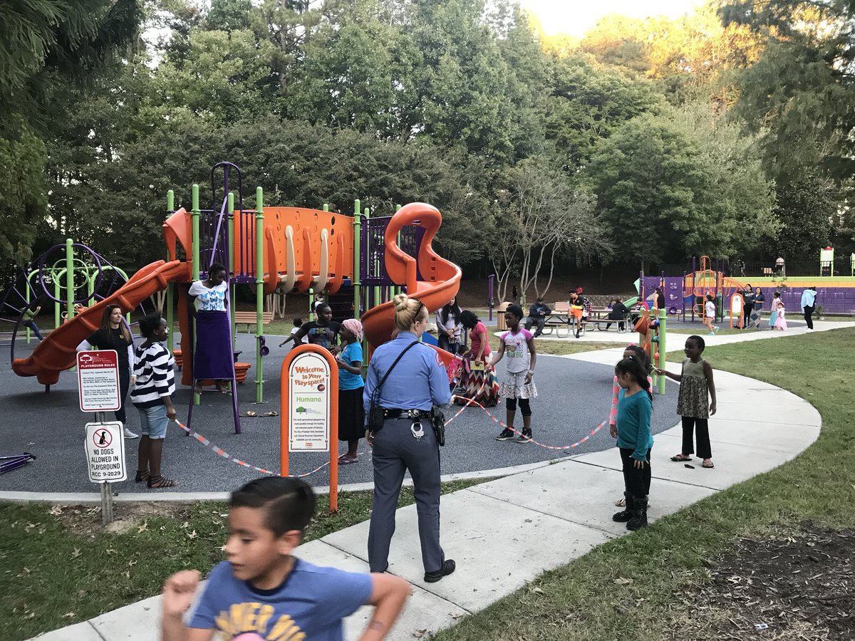 SalemElementary's tweet photo. Thankful for @raleighpolice coming out and joining us to play with our Raleigh students! We appreciate you Officer Foster 👮🏼‍♀️ 🎉 https://t.co/PnKsXFJicA