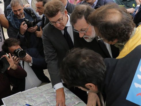 En Portugal: Ministra dimite por gestión de incendios y Presidente consuela a afectados.

En España: el gobierno echa la culpa a Portugal.