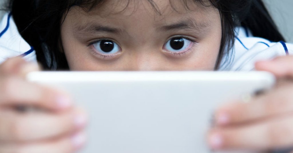 parents's tweet image. Kids are watching less TV than ever (but they're still on screens 2 hours a day!) spr.ly/601287ZTC