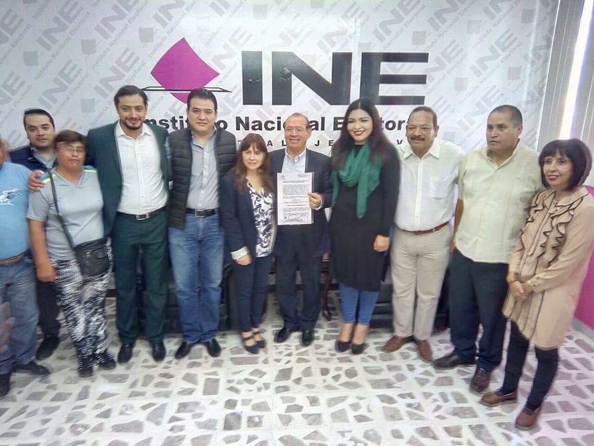 SilverioLopezG's tweet photo. Acompañamos a @PdeLeonM a recibir su constancia como precandidato independiente a senador @JezzielGarza @RuthAnakaren @clementevelazqu https://t.co/vmuKIVp99Q