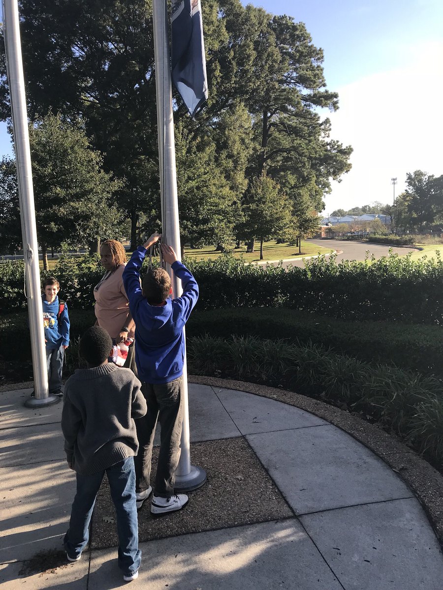 AndrewsPreK8's tweet photo. @AAATidewaterVA you would be so proud of our #SafetyPatrol #FlagCommittee @jeffblowe @HamptonVAPolice @HCS_TitleI @HamptonCSchools https://t.co/HnOjM03gtT