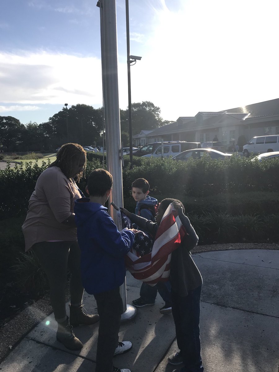 AndrewsPreK8's tweet photo. @AAATidewaterVA you would be so proud of our #SafetyPatrol #FlagCommittee @jeffblowe @HamptonVAPolice @HCS_TitleI @HamptonCSchools https://t.co/HnOjM03gtT