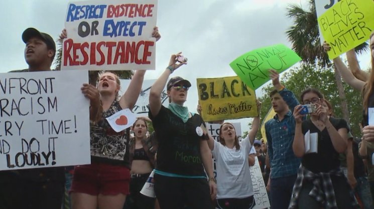 ABCWorldNews's tweet photo. Protesters gather on Uni. of Florida campus as white nationalist takes the stage. @VictorOquendo reports. https://t.co/onLVEYFN36 https://t.co/eQbnVnrrfO