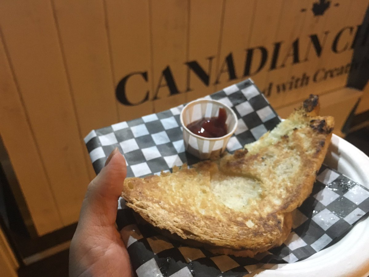 evhornbeck's tweet photo. FYI there is FREE GRILLED CHEESE outside the forum #hpx25 #craftedwithcreativity https://t.co/o2QpzNvWVd