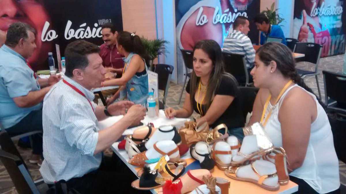 SENAComunica's tweet photo. Junto a @PROPAIS realizamos rueda de negocios #PROIM en Bucaramanga, donde 28 empresarios víctimas del conflicto armado participaron. https://t.co/xO4P3kgwkI