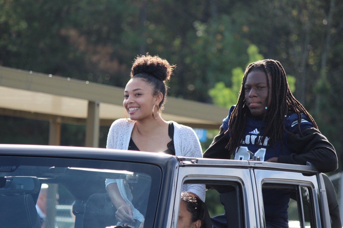 CLOVERYEARBOOK's tweet photo. Homecoming Parade- Smile and Wave! @CHS_BlueEagle https://t.co/EIUg6vYV0l