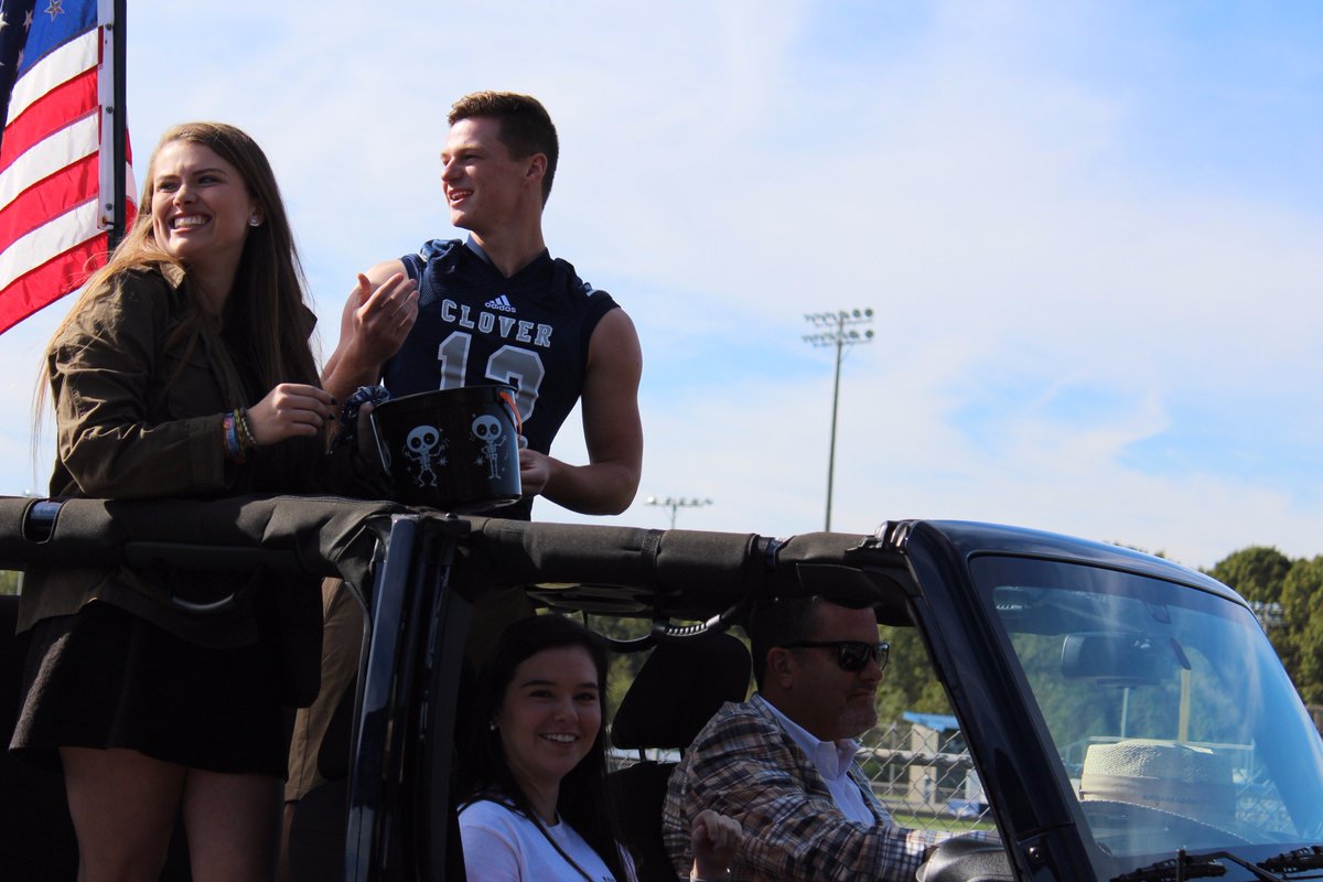 CLOVERYEARBOOK's tweet photo. Homecoming Parade- Smile and Wave! @CHS_BlueEagle https://t.co/EIUg6vYV0l