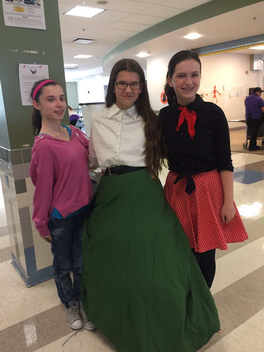 sandymalec's tweet photo. School Spirit Week #favoritedecade https://t.co/ZbKuPvqePM