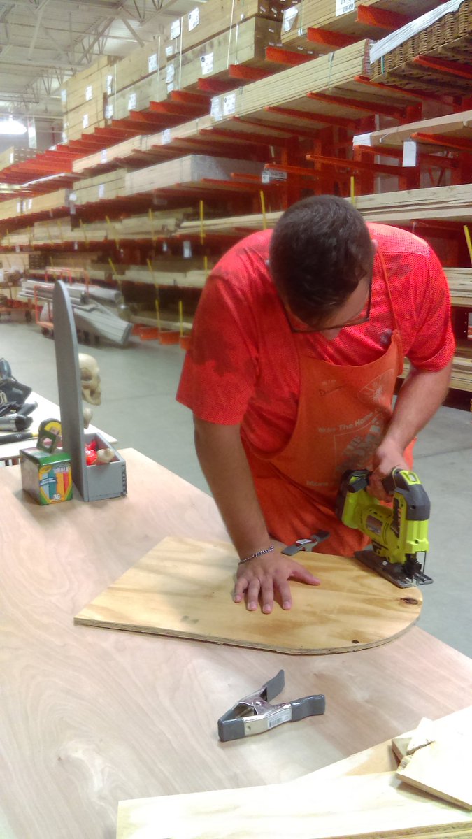 aNgeL_baBy08's tweet photo. DIH clinic in full swing! Making a creepy candy box for Halloween https://t.co/t1am4ErfDK