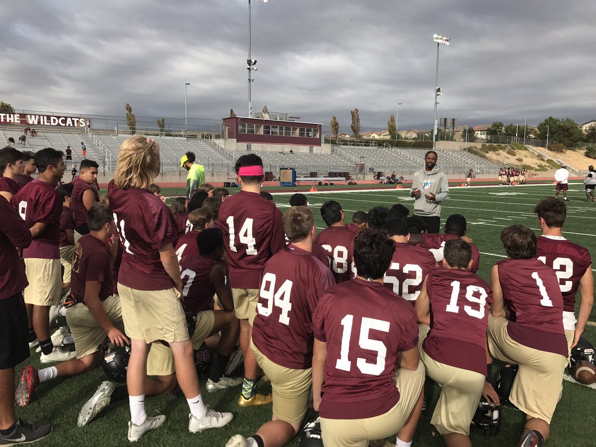 whscatfootball's tweet photo. Thank you to Fresno State alum & NFL WR Marlon Moore for coming out to talk to the team today! #OneWhitney #BulldogBornBulldogBred https://t.co/RjMG3FQLSn