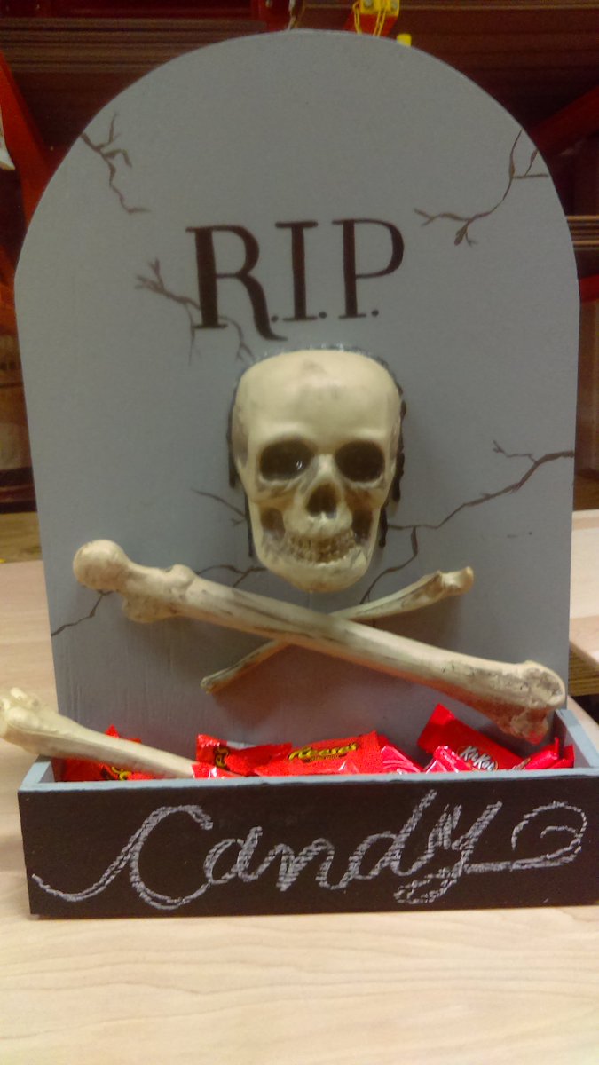 aNgeL_baBy08's tweet photo. DIH clinic in full swing! Making a creepy candy box for Halloween https://t.co/t1am4ErfDK