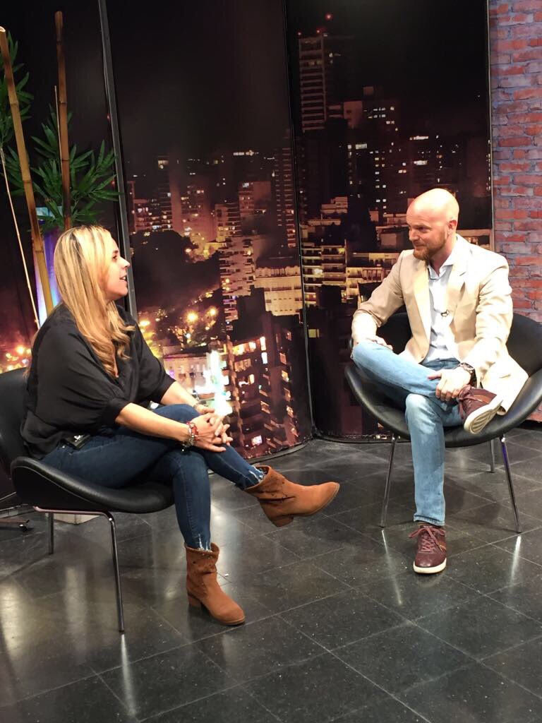 DanielaLeonTW's tweet photo. #Ahora en vivo junto a @negrinacho por @elDiaen30 https://t.co/Am2851tZFW