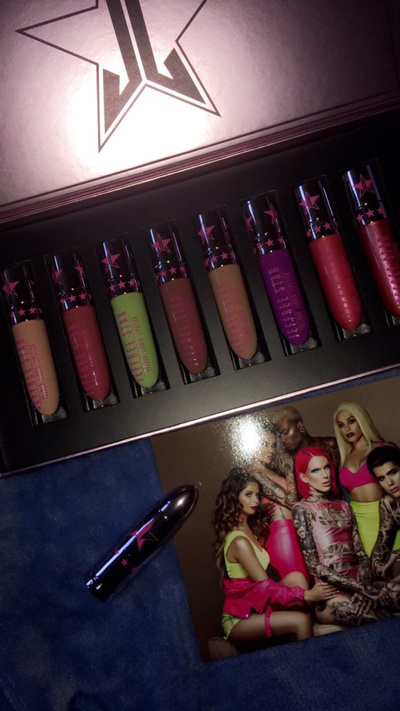 Problematic4000's tweet photo. Having some grandmother and granddaughter time swatching the Chrome liquid lips 🦄⭐️💋@JeffreeStar #chromecollection #jeffreestar https://t.co/IZpuD7wFz3