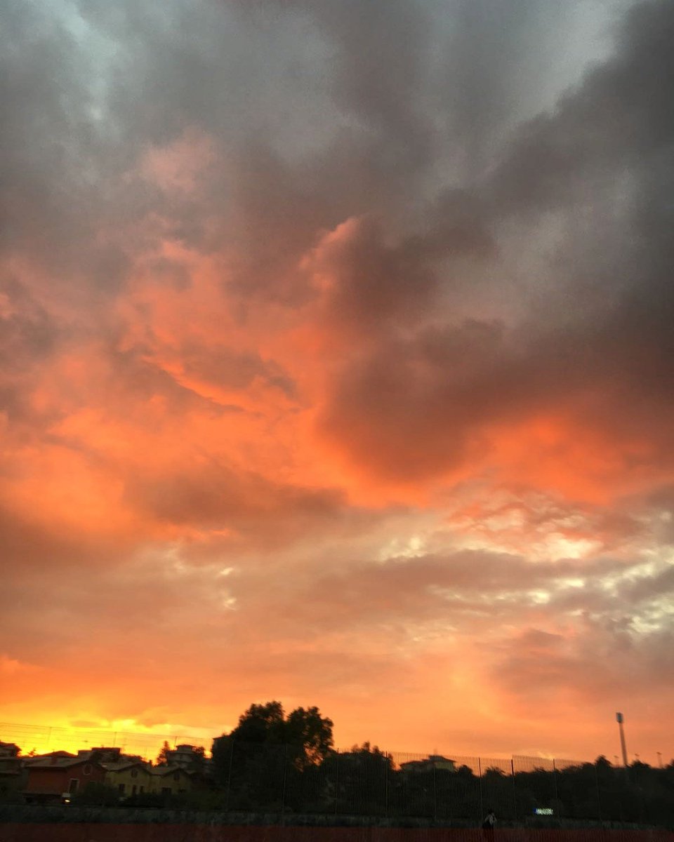CrimiDebora's tweet photo. Love this! #sunsetporn #sunset_pics #scenicsunset #sunset_love #sky_perfection #sunset_universe #photography #colorcorrection #cloudscape https://t.co/YIQXInNtpP