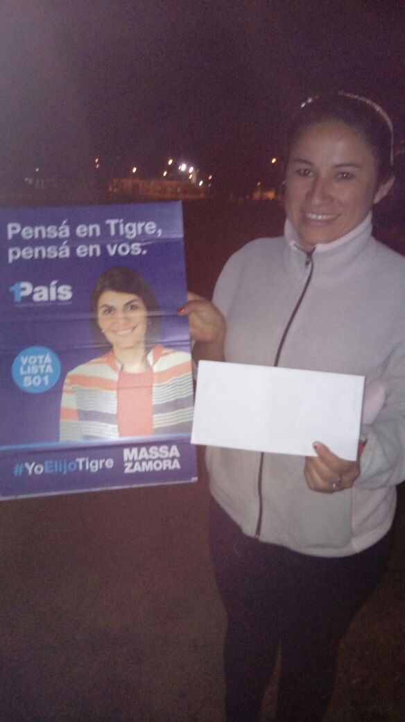 TroncosNvoDelta's tweet photo. Vamos terminando el día en el Barrio Sagrada Familia
#yoelijoTigre #1DiaVasAGanarVos @SergioMassa @GiselaLZamora https://t.co/L6AP1ORgTE
