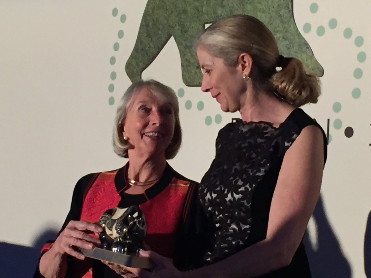 dpellan's tweet photo. Impresionante despedida en #WAZAberlin2017 con la entrega del Heini Hediger Award a la Dra Anna Croukamp de @ParqueDasAves @ALPZA_Zoos https://t.co/DbKA5Y22RI