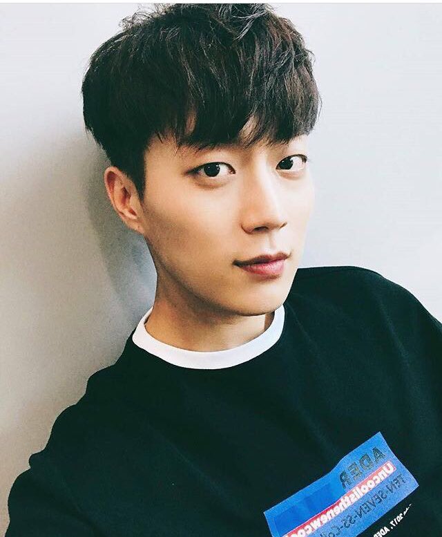 gyuhobi's tweet photo. Doojoon always post selcas frm the same angle 😂😂😂 https://t.co/oTUnVYa43K