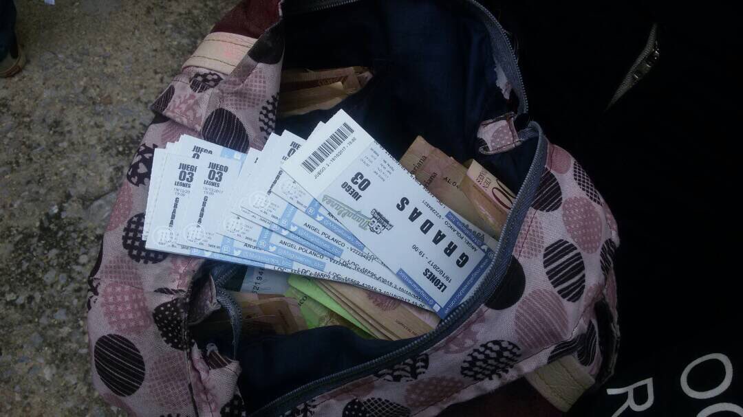 rafaellacava10's tweet photo. Creían q lo del carro d Dracula era jugando.Pues hoy les apareció a los bachaqueros de entradas en el Ccs Magallanes robando a los fanaticos https://t.co/Z9O8DlLL1H