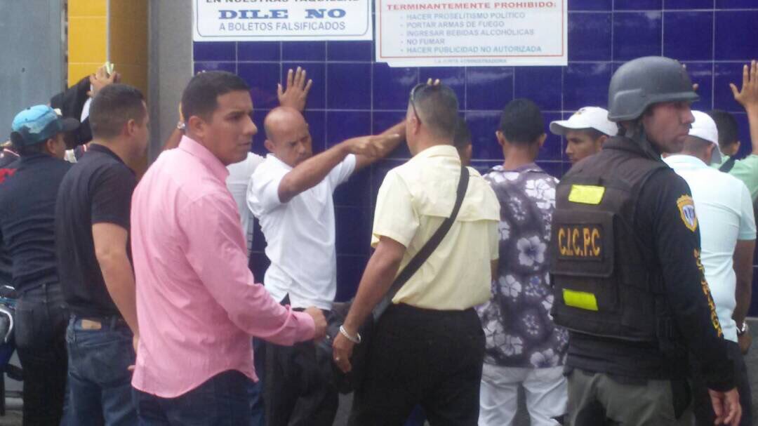 rafaellacava10's tweet photo. Creían q lo del carro d Dracula era jugando.Pues hoy les apareció a los bachaqueros de entradas en el Ccs Magallanes robando a los fanaticos https://t.co/Z9O8DlLL1H