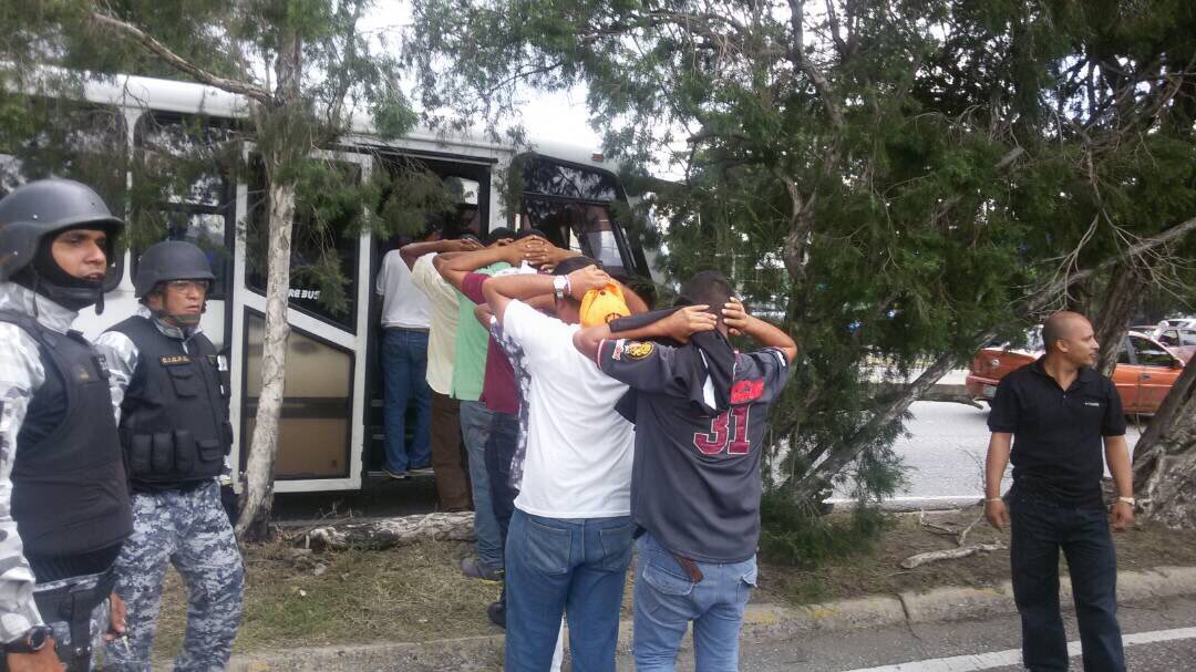 rafaellacava10's tweet photo. Creían q lo del carro d Dracula era jugando.Pues hoy les apareció a los bachaqueros de entradas en el Ccs Magallanes robando a los fanaticos https://t.co/Z9O8DlLL1H