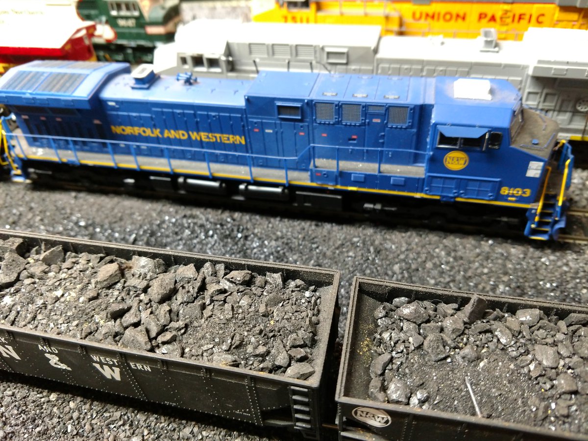 Megskegs25's tweet photo. Great run tonight at LPMR! The consist was NS(NW) 8103, NS 1030, &amp; CSX 4837😁🚄🚂 #Modeltrains #HOmodeltrains #Norfolksouthern #HeritageUnit https://t.co/YQGc95FqD5